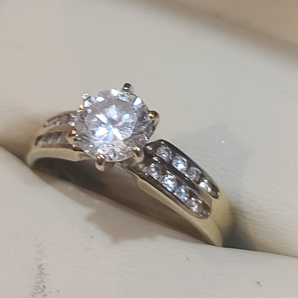 10 Karate Gold CZ Stone & Diamonds 💎